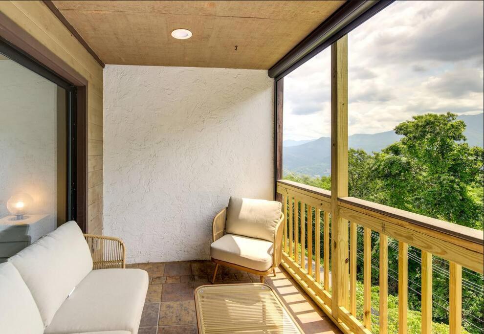 Lux Retro Getaway W/ Ober & Smoky Mtn Views! Villa Гетлинбург Екстериор снимка