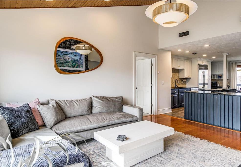 Lux Retro Getaway W/ Ober & Smoky Mtn Views! Villa Гетлинбург Екстериор снимка