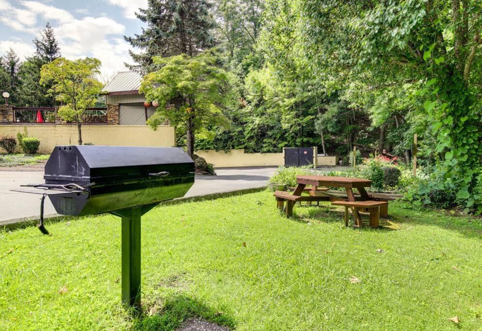 Lux Retro Getaway W/ Ober & Smoky Mtn Views! Villa Гетлинбург Екстериор снимка