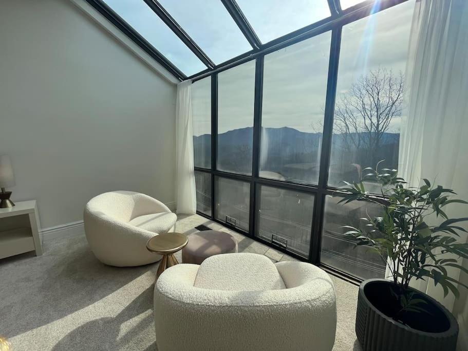 Lux Retro Getaway W/ Ober & Smoky Mtn Views! Villa Гетлинбург Екстериор снимка