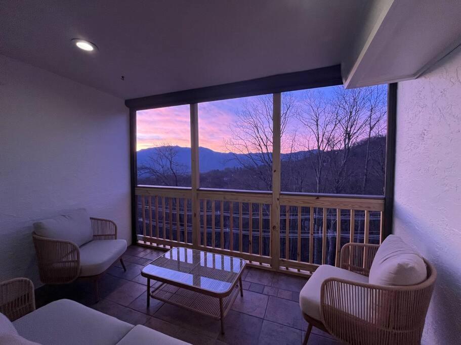 Lux Retro Getaway W/ Ober & Smoky Mtn Views! Villa Гетлинбург Екстериор снимка