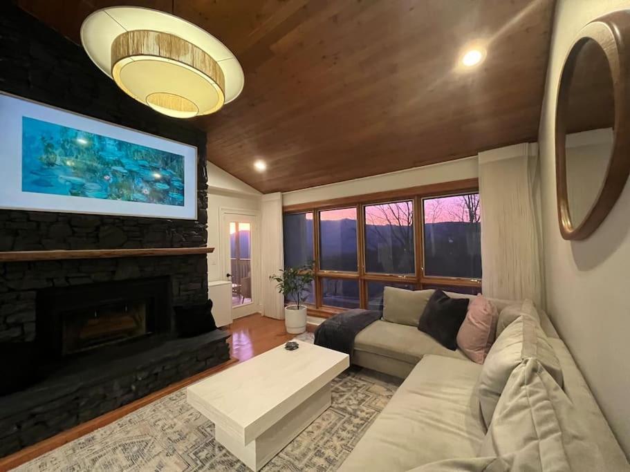Lux Retro Getaway W/ Ober & Smoky Mtn Views! Villa Гетлинбург Екстериор снимка
