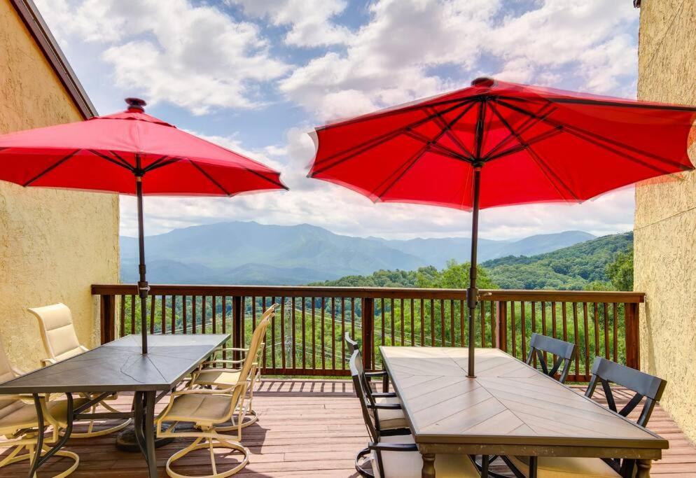 Lux Retro Getaway W/ Ober & Smoky Mtn Views! Villa Гетлинбург Екстериор снимка