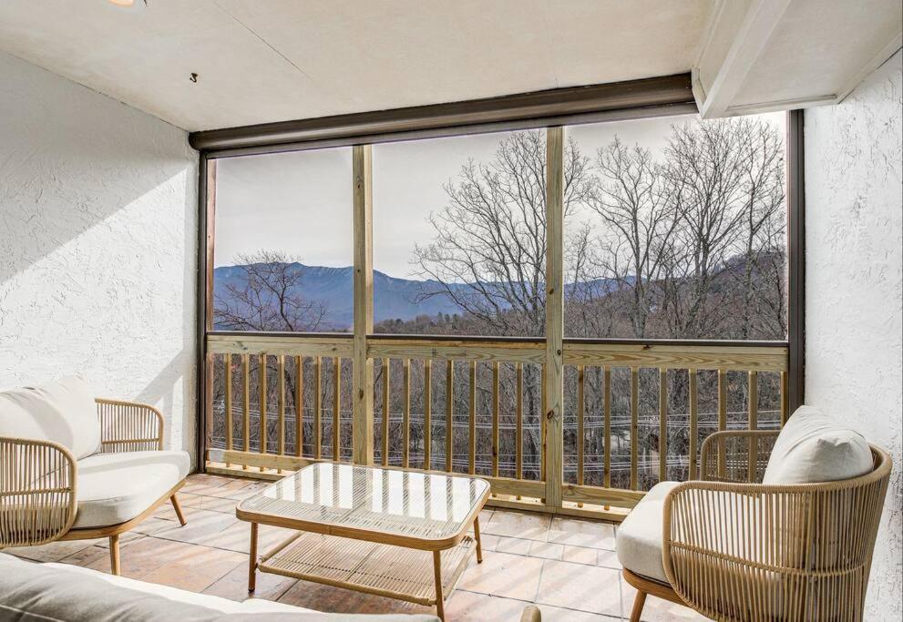 Lux Retro Getaway W/ Ober & Smoky Mtn Views! Villa Гетлинбург Екстериор снимка